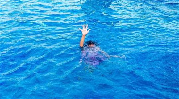 男子假裝自殺后女友為救人而溺水身亡，男子獲